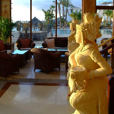 Regency Country Club, Hotel