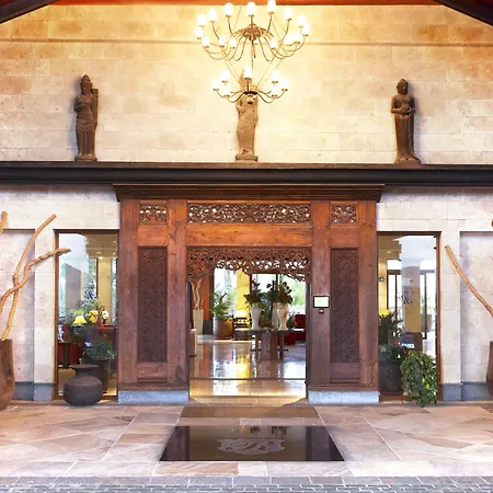 Regency Country Club, Hotel