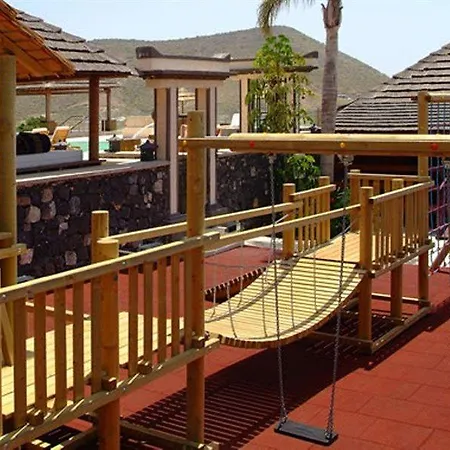 Regency Country Club, Hotel