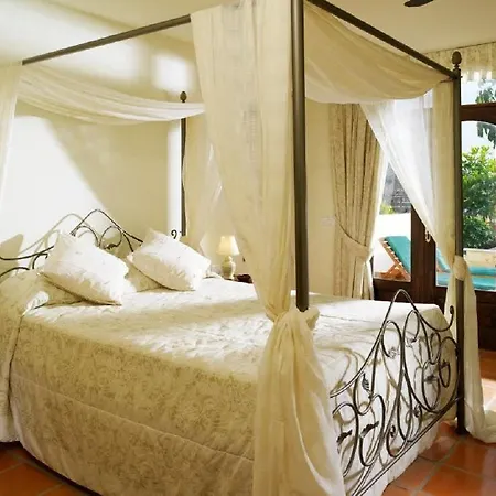 Regency Country Club, Отель 3*