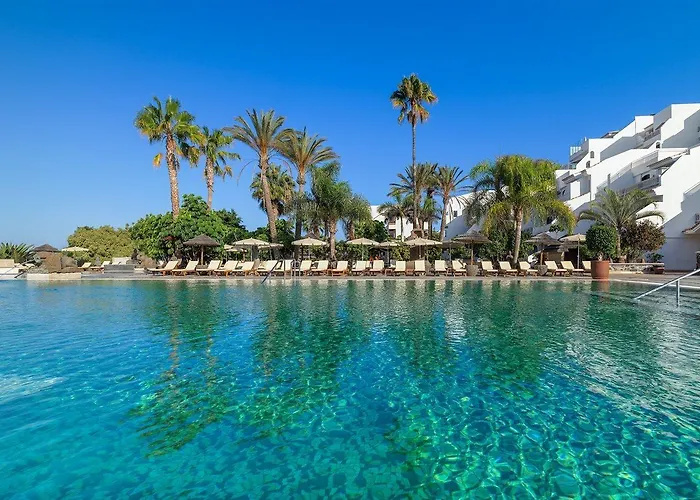 Regency Country Club, Hotell