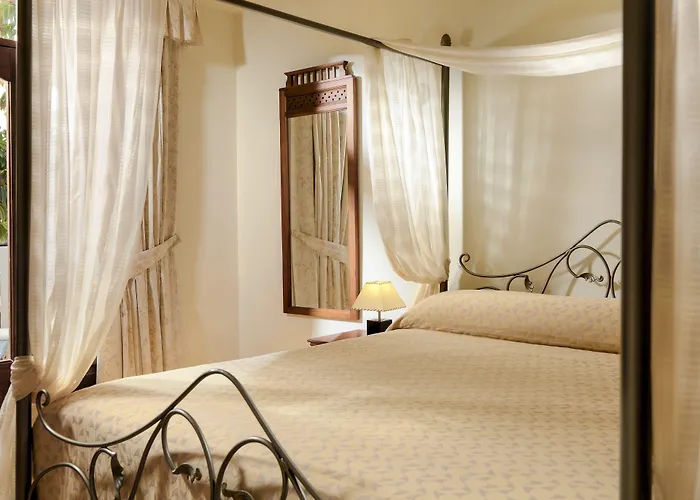 Regency Country Club, Hotell 3*