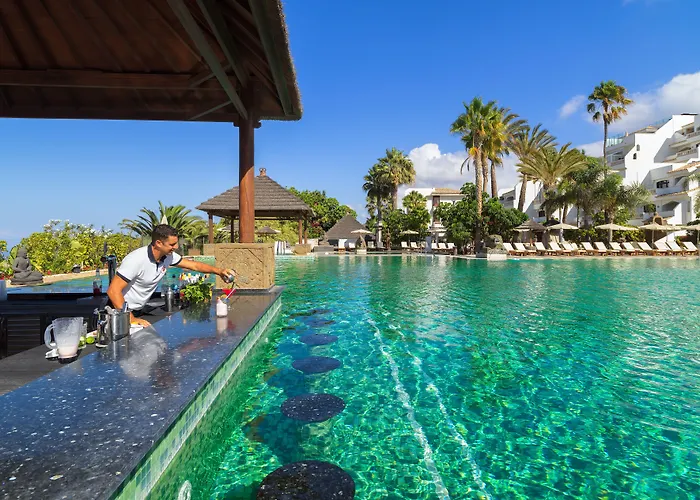 Regency Country Club, Hotell