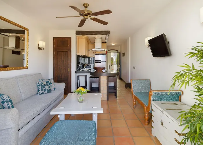 Regency Country Club, Hotell 3*