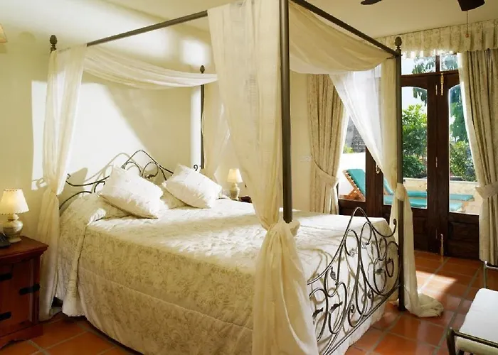 Regency Country Club, Hotell 3*