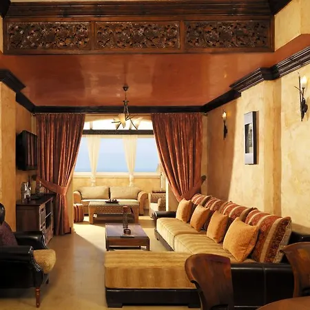 Regency Country Club, Hotel